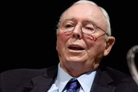 Charlie Munger, parceiro de longa data de Warren Buffett na Berkshire Hathaway, é um dos investidores mais respeitados do mundo.